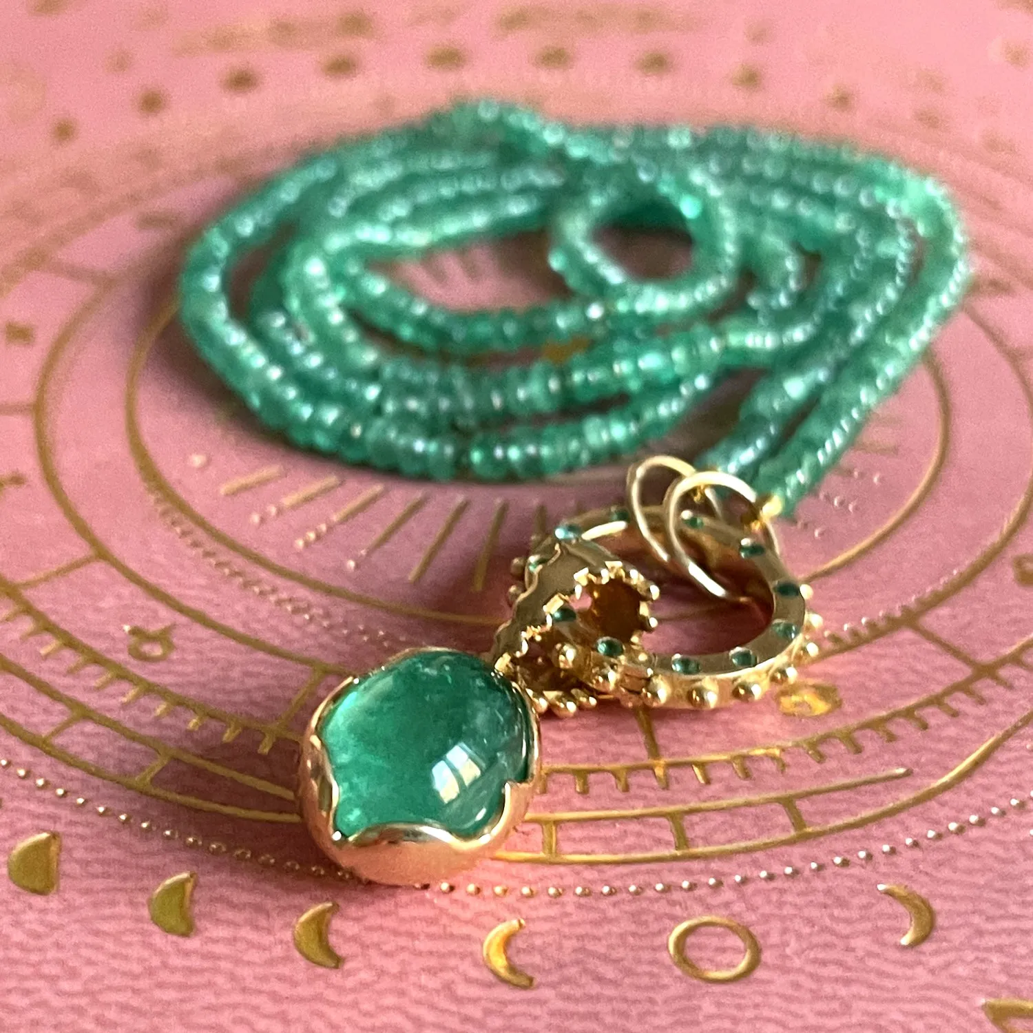 BOHEME EMERALD CLICKER YELLOW GOLD