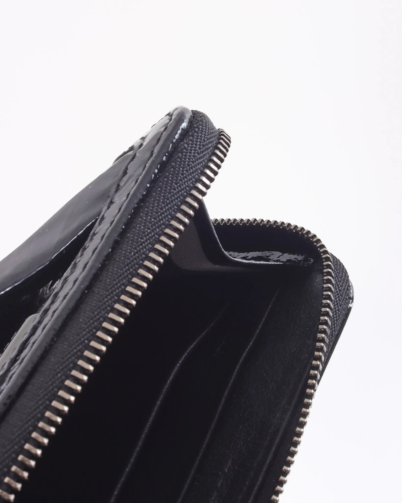 Burberry Vintage Black Patent Leather Knotted Zippy Wallet
