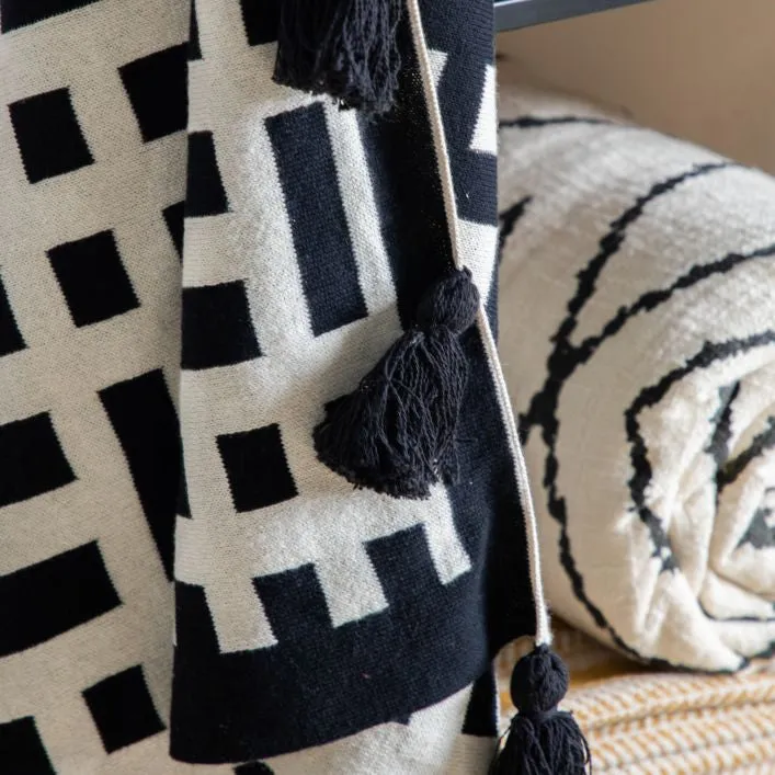DECOR Knitted Tassel Throw