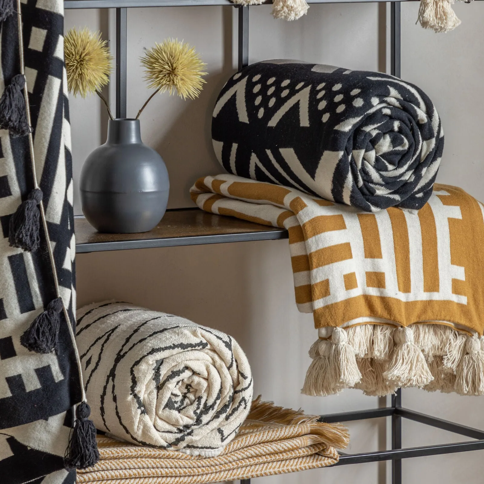 DECOR Knitted Tassel Throw