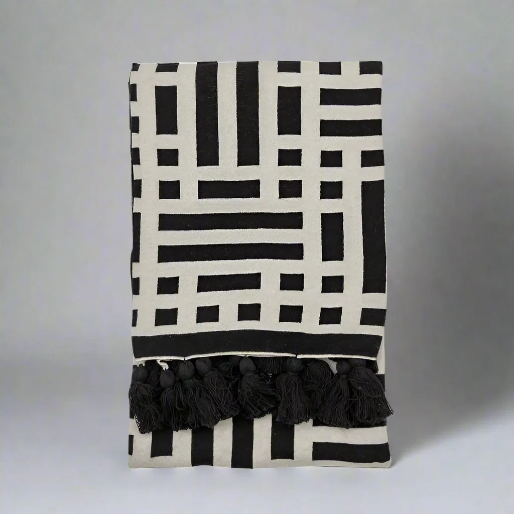 DECOR Knitted Tassel Throw