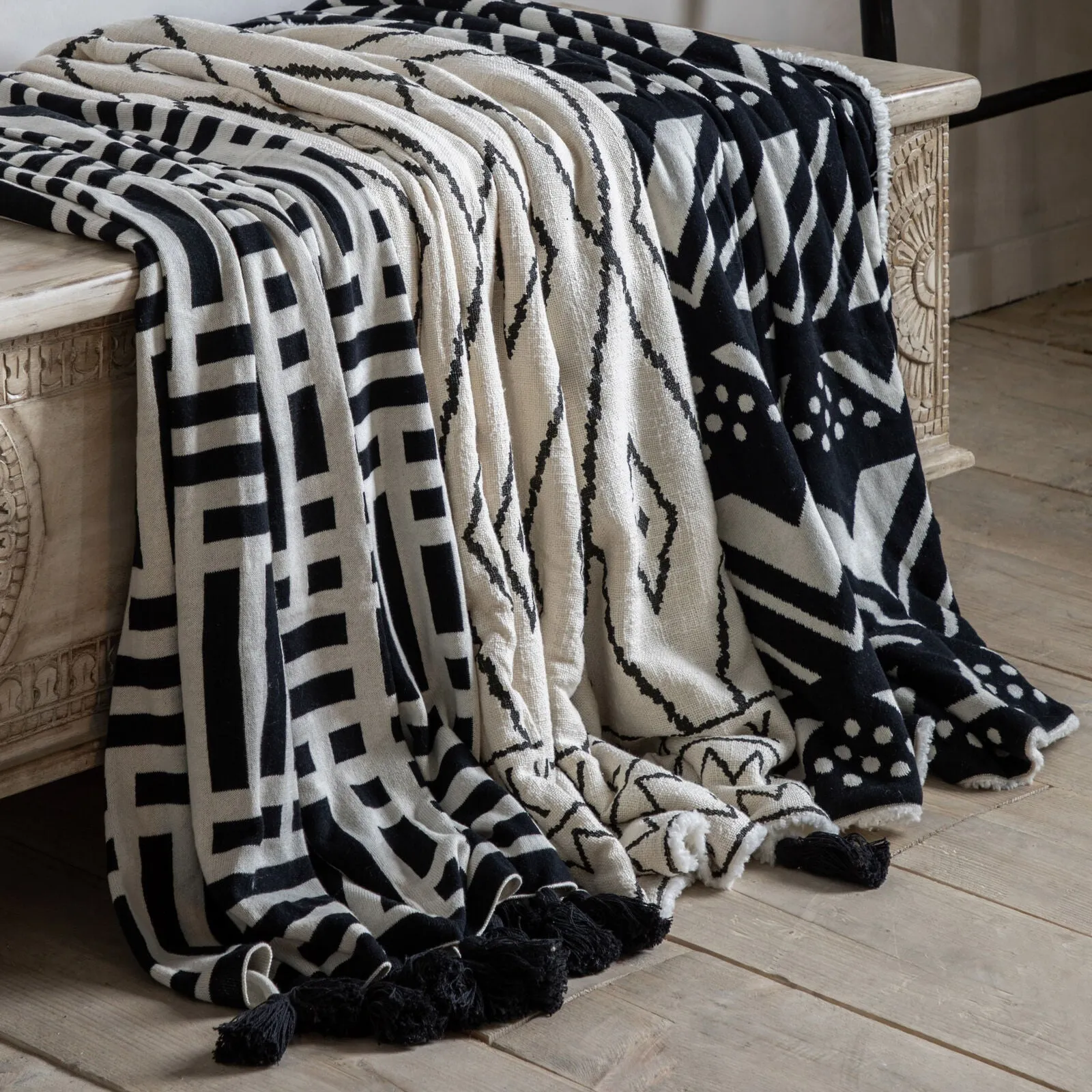 DECOR Knitted Tassel Throw