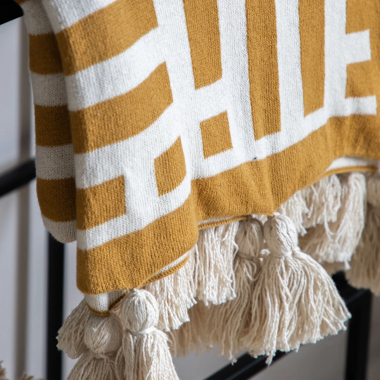 DECOR Knitted Tassel Throw