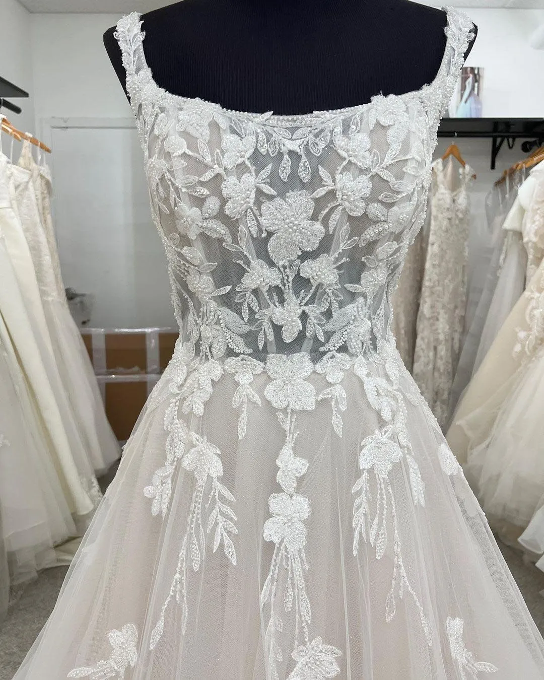 Delicate Sheer Lace Wedding Dress Beaded Pearls Square Neckline Sexy Lace Bridal Wedding Gowns 2023