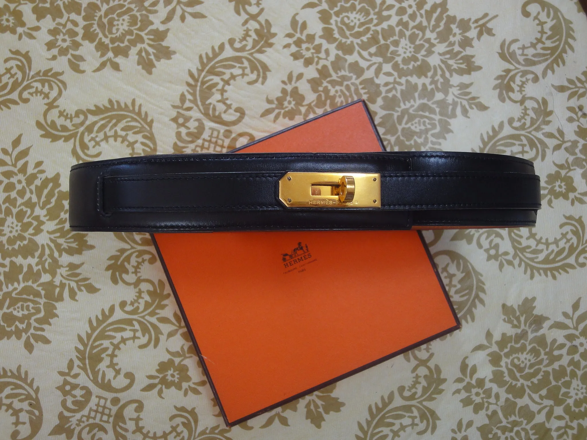 MINT. Vintage HERMES black box calf leather Kelly belt. Stamp S in O, 1989. size 65. 23", 24", 25", and 25.5". 050323re8