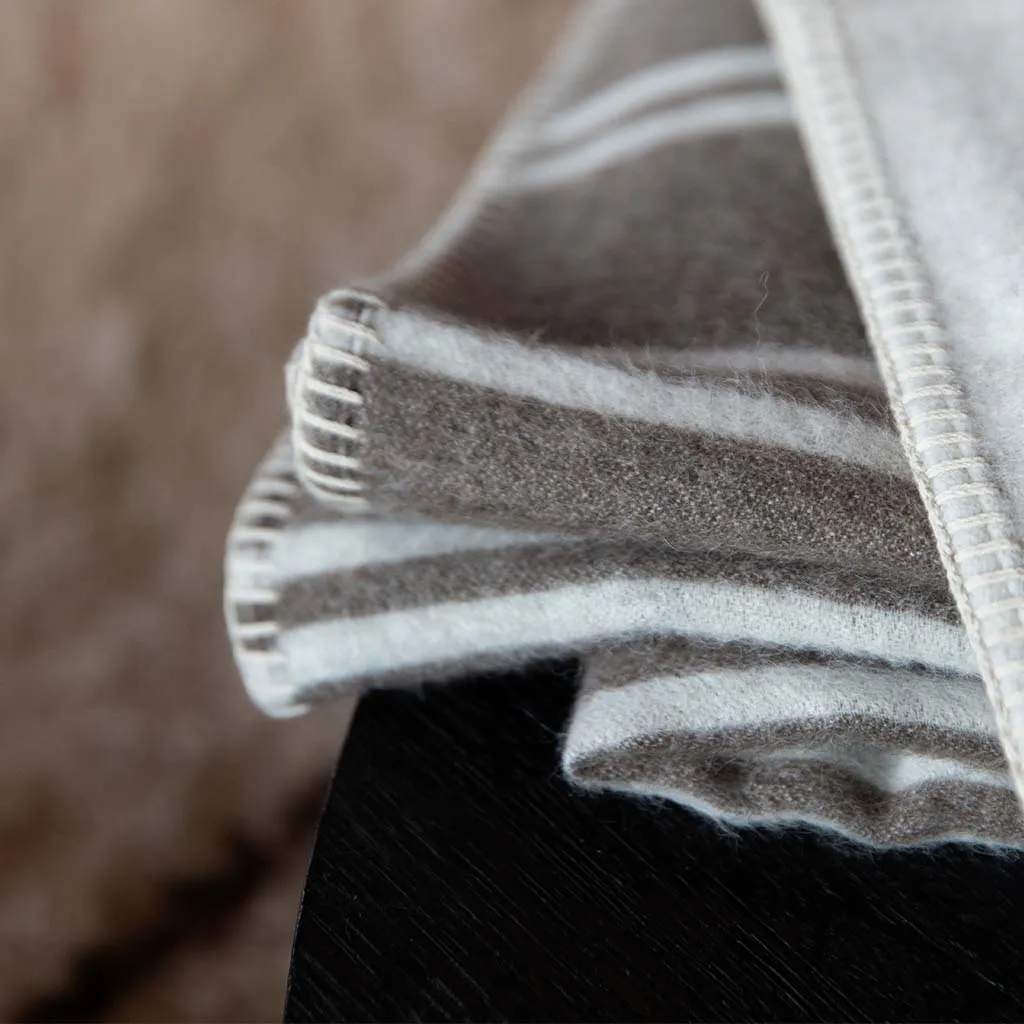 STRAITS REVERSIBLE THROW.  ZERO DYE