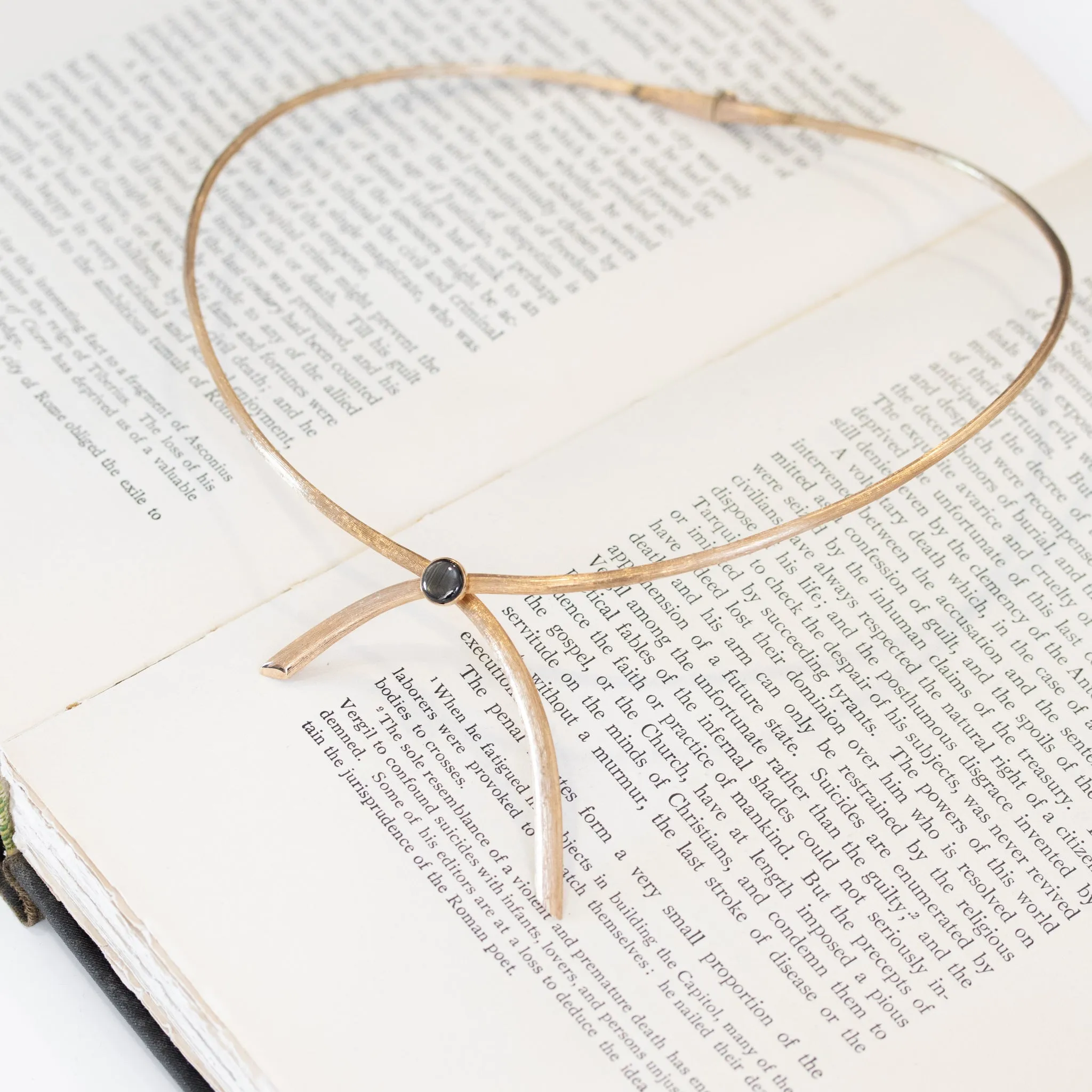 Vintage Black Star Sapphire & Gold Bow Motif Choker c. 1970s