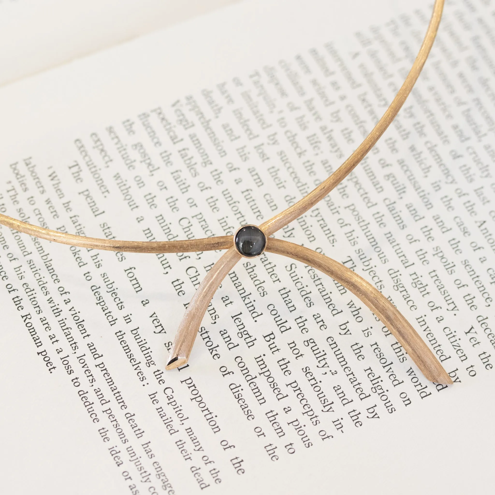 Vintage Black Star Sapphire & Gold Bow Motif Choker c. 1970s