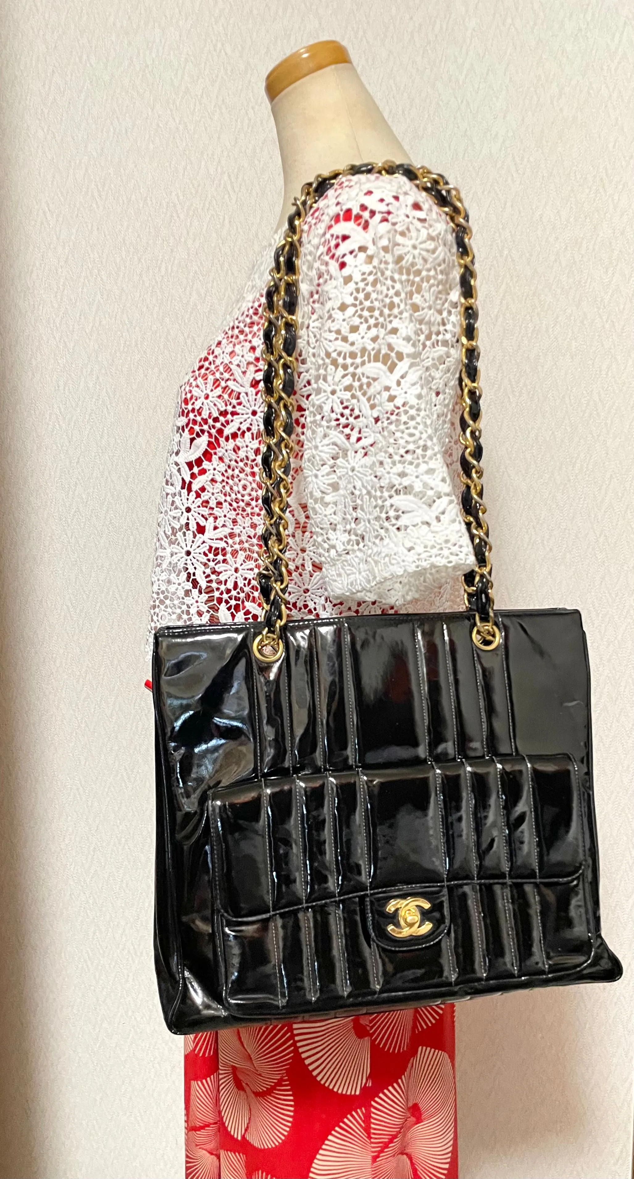 Vintage CHANEL 2.55 combo design black patent enamel chain shoulder bag with vertical stiches and golden CC closure hock. 050815ac2