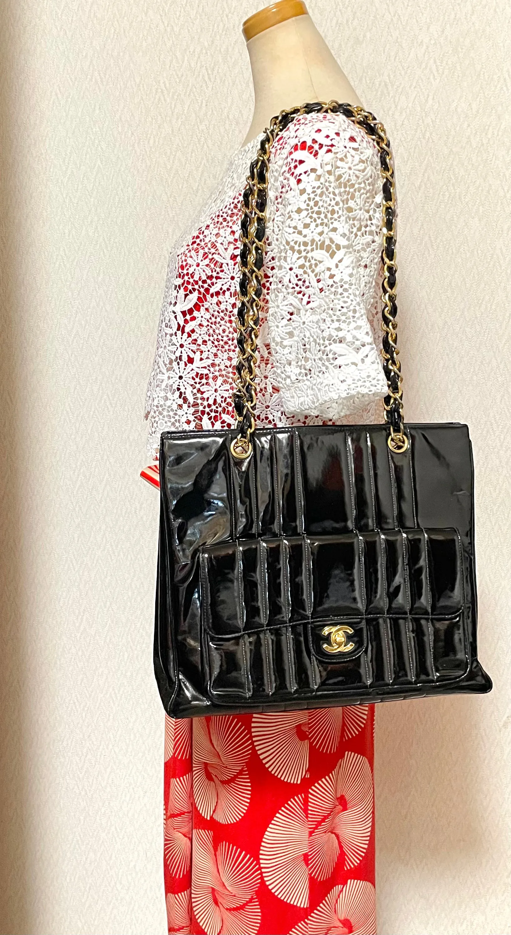 Vintage CHANEL 2.55 combo design black patent enamel chain shoulder bag with vertical stiches and golden CC closure hock. 050815ac2