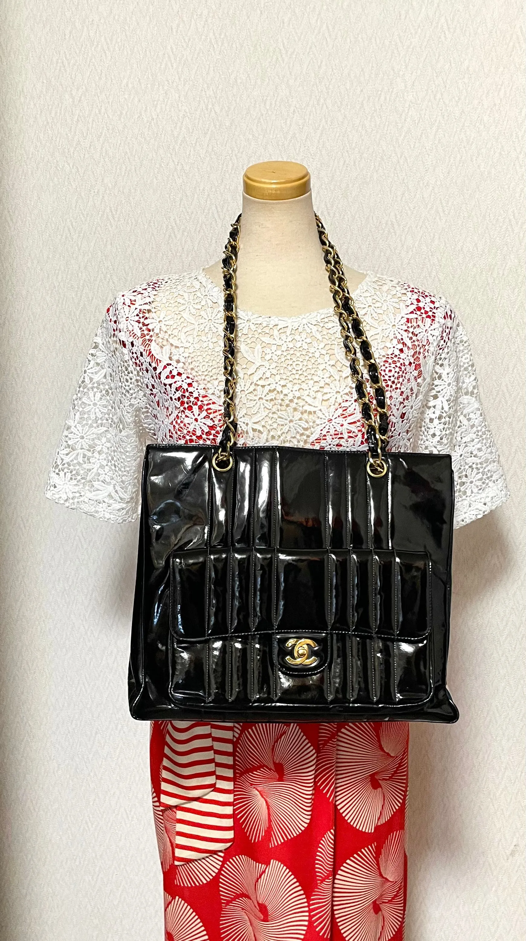 Vintage CHANEL 2.55 combo design black patent enamel chain shoulder bag with vertical stiches and golden CC closure hock. 050815ac2